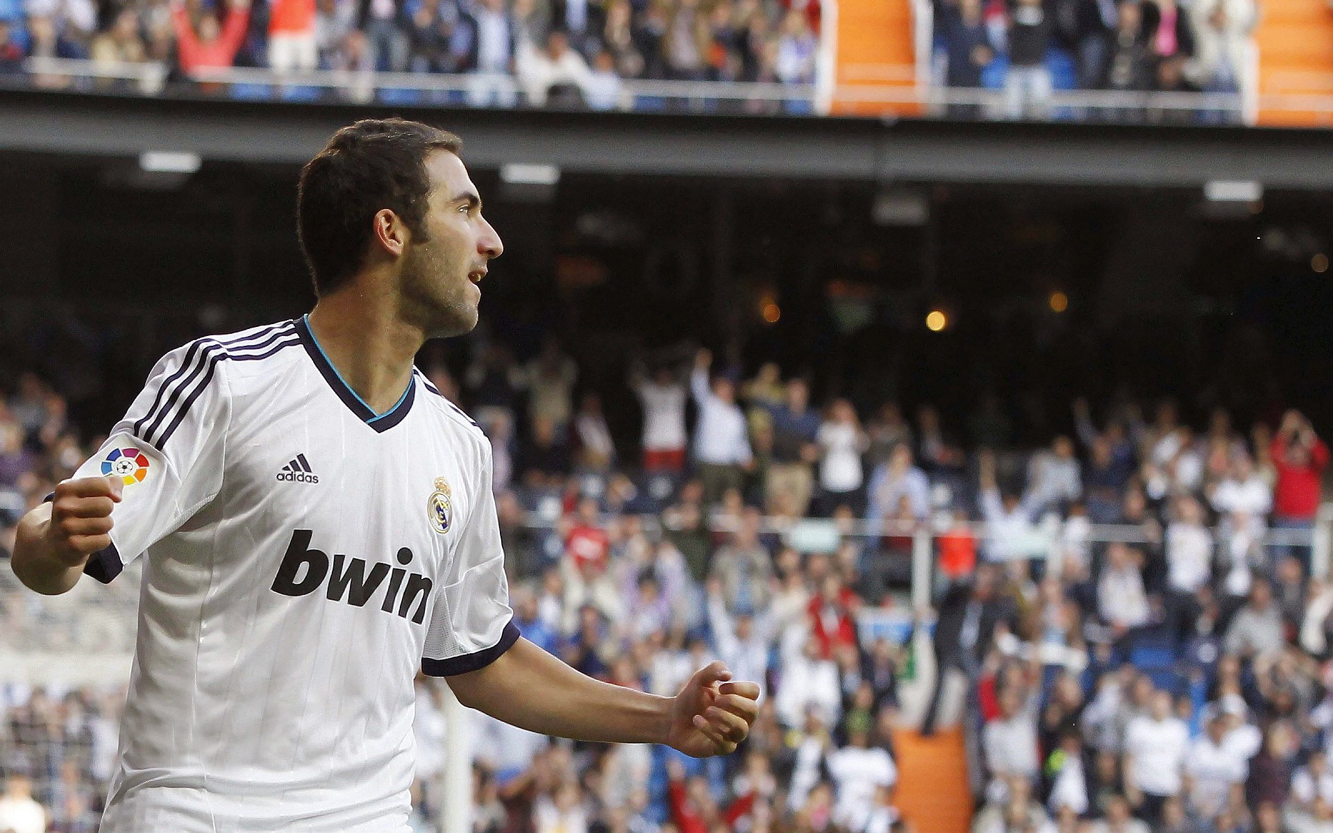 上海海港中场组织能力增强，上海海港队